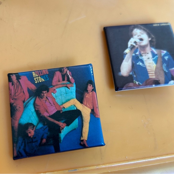 *RARE* LOT OF 2 VINTAGE 1980’s ROLLING STONES PIN MICK JAGGER PINBACK BUTTON - Picture 2 of 4